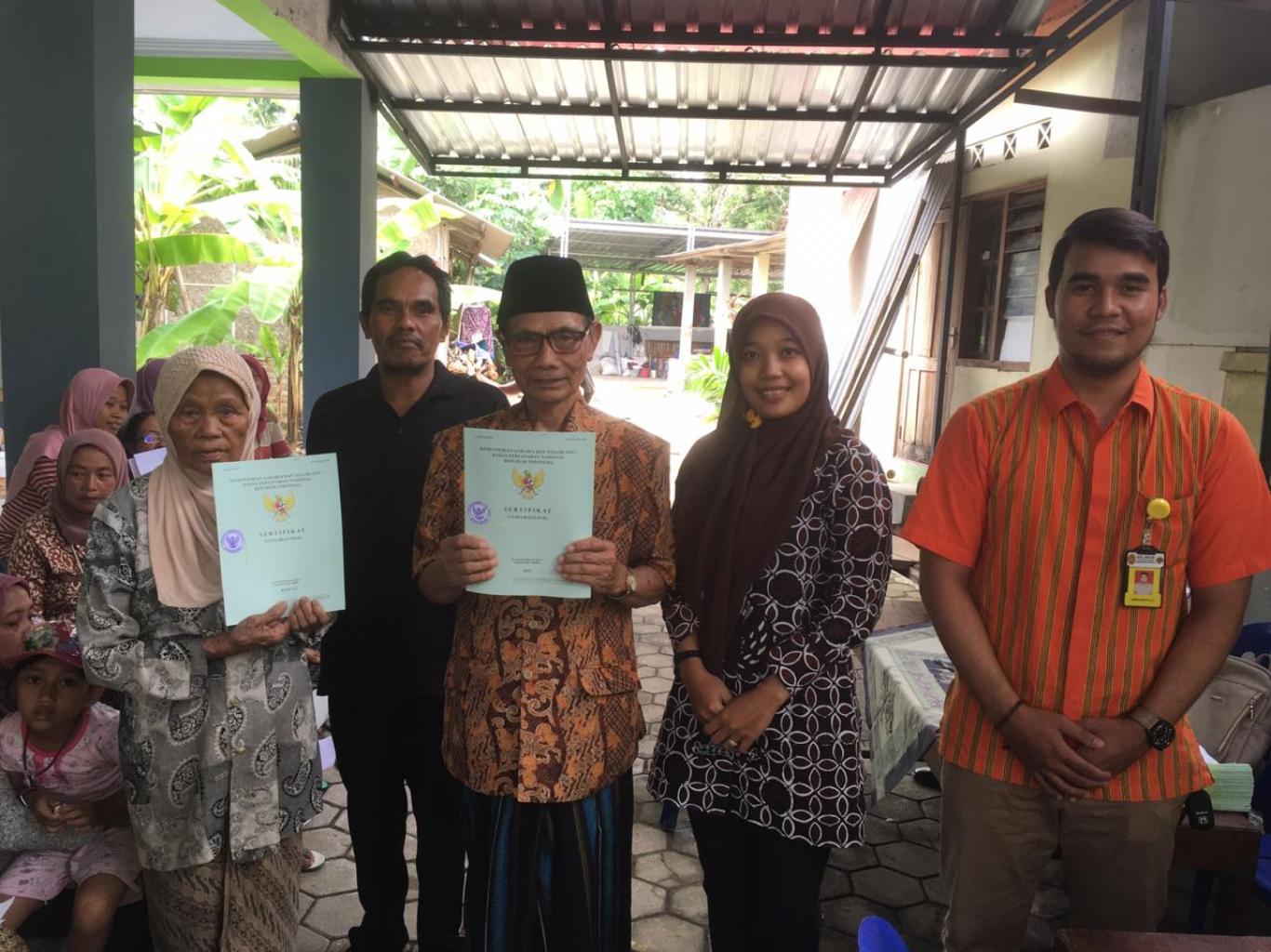 Pembagian Sertifikat Secara Simbolis Oleh Pemerintah Desa Seloharjo